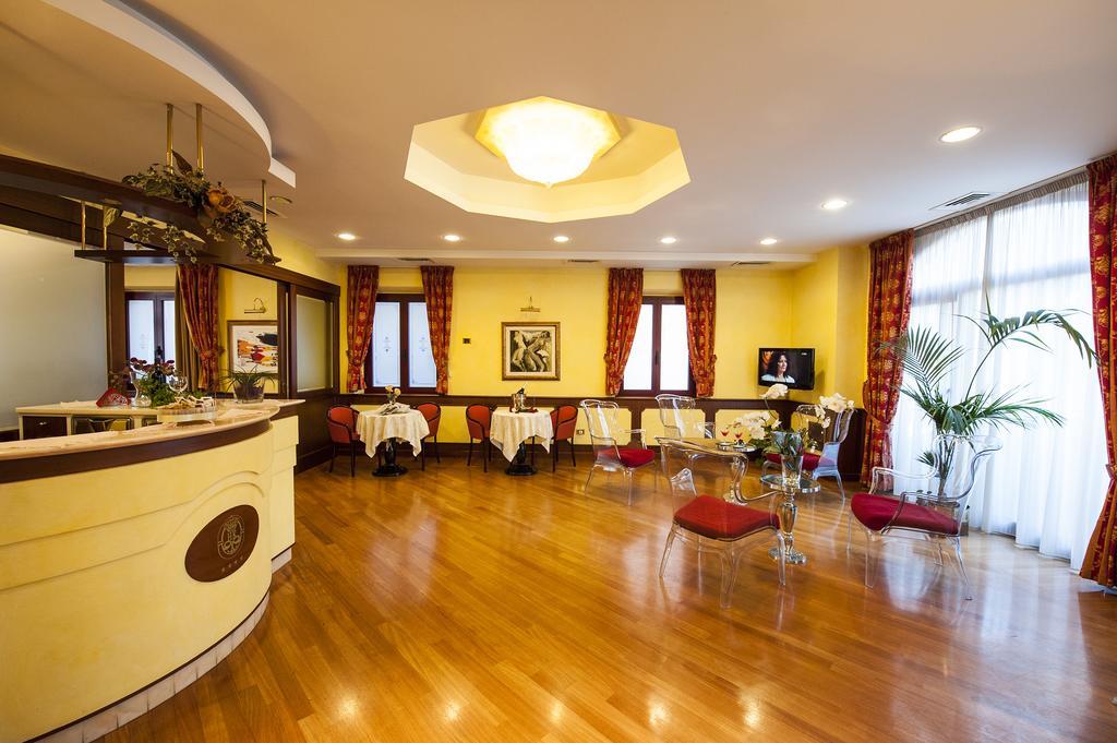 Hotel Regent - In Pieno Centro Сан-Бенедетто-дель-Тронто Екстер'єр фото
