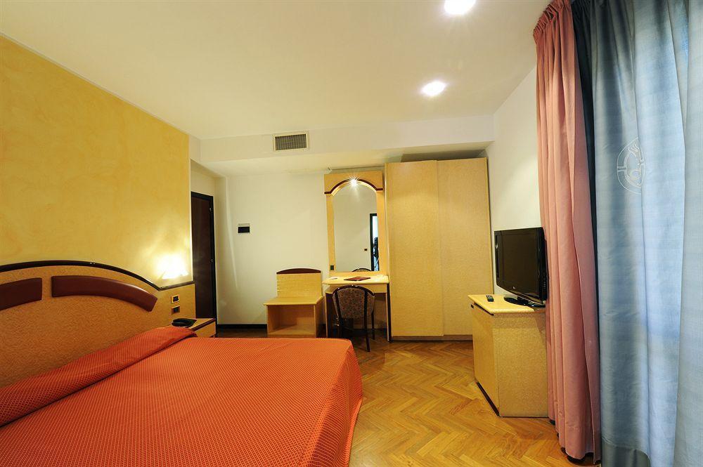 Hotel Regent - In Pieno Centro Сан-Бенедетто-дель-Тронто Екстер'єр фото