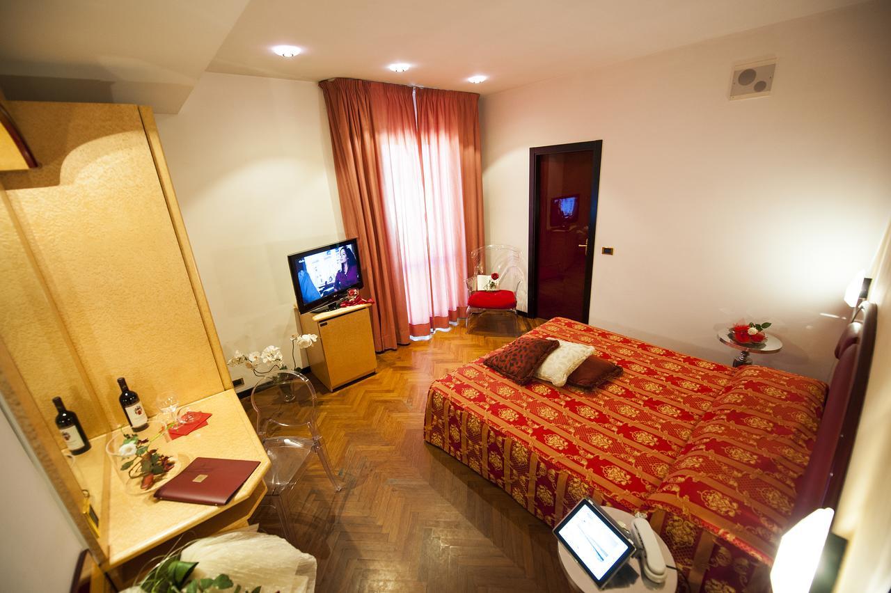 Hotel Regent - In Pieno Centro Сан-Бенедетто-дель-Тронто Екстер'єр фото